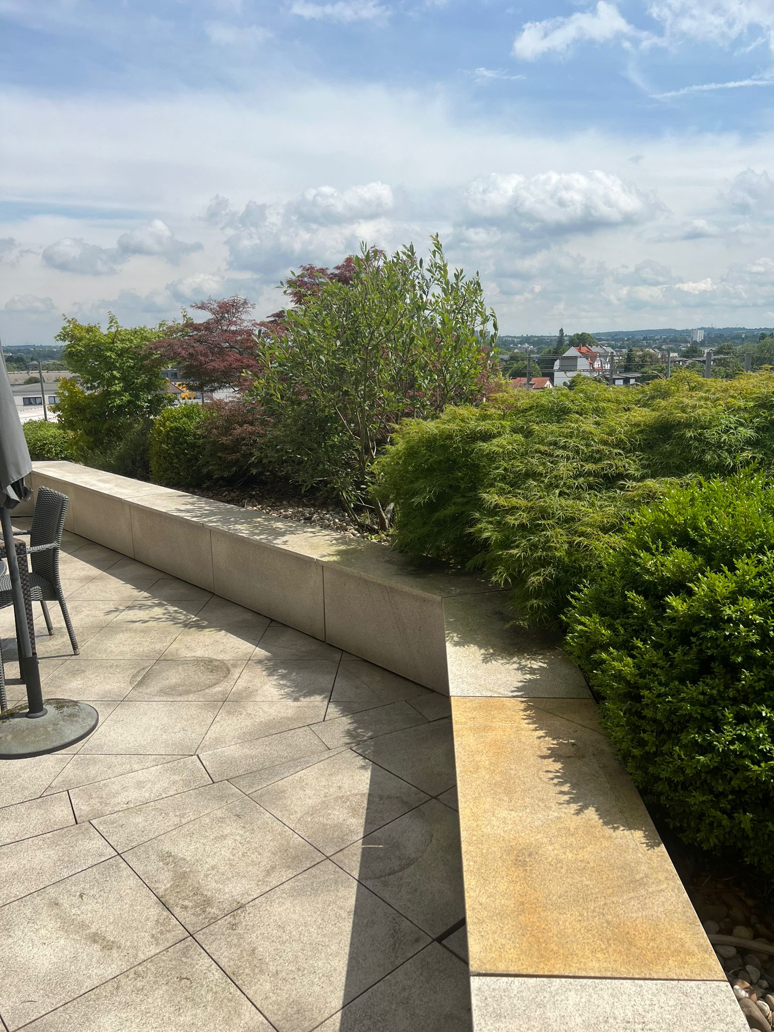 Naturstein-Terrasse mit Holzdeck - IHB Galabau GmbH